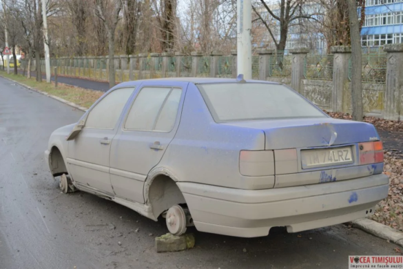 Mașină parcată pe Calea Stan Vidrighin, lăsată de hoți ”pe butuci” FOTO/VIDEO