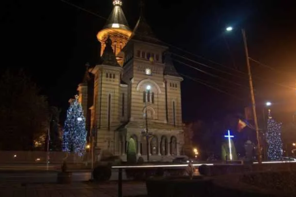 Primarul Robu se ”laudă” cu îndepărtarea crucii de neoane din fața Catedralei Mitropolitane, pe Facebook
