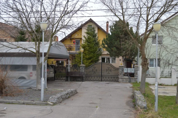 Cum își iluminează Dorin Cândea construcția ilegală, furând din banul public, la Sânandrei