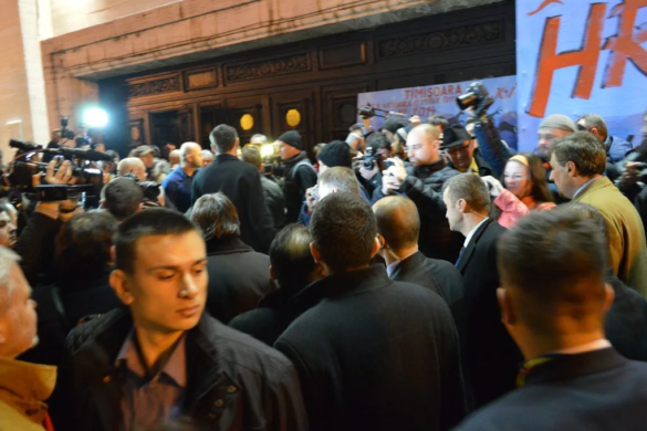 Exces de zel tipic jandarmilor timișoreni! Au închis ușile Operei Române în nasul revoluționarilor! VIDEO