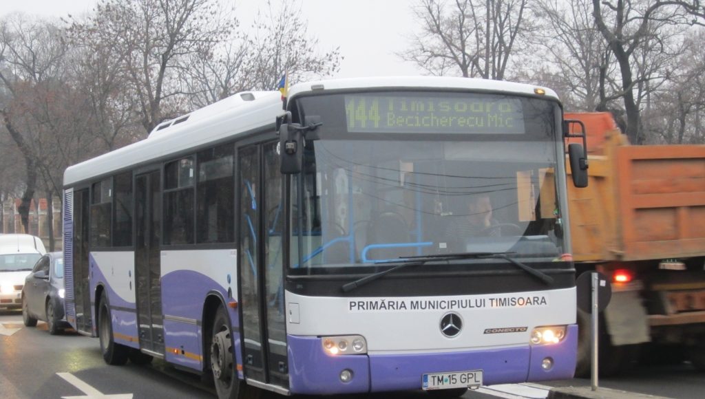 doua-mini-benzi-pe-strada-nistrului-autobuz-ratt-M44-trecere-de-pietoni