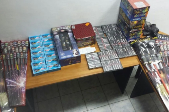 Polițiștii de frontieră, în alertă din cauza PETARDELOR! Ce ”arsenal” au descoperit în mașina unor moldoveni, la Cenad FOTO