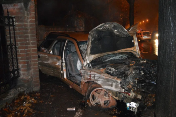 Bărbat rănit grav după ce mașina pe care o conducea a derapat și a intrat într-un pom de pe marginea drumului