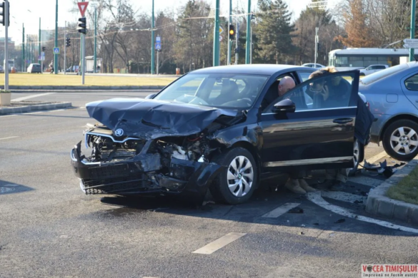 Accident VIOLENT la ”Michelangelo”! Două mașini Skoda Octavia s-au făcut praf, datorită unui șofer neatent FOTO/VIDEO