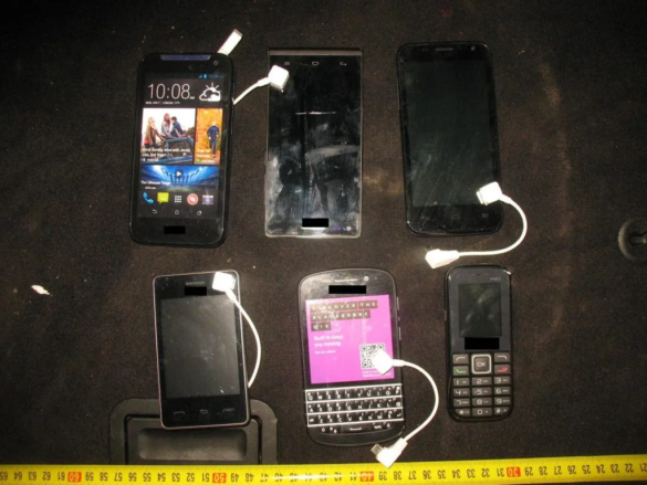 Au FURAT telefoane mobile după ce au spart geamul unui magazin1 jpg
