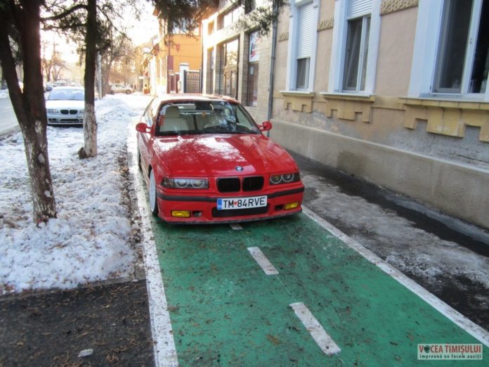BMW-parcat-pe-pista-de-biciclete-Bv.-Eroilor-de-la-Tisa-2