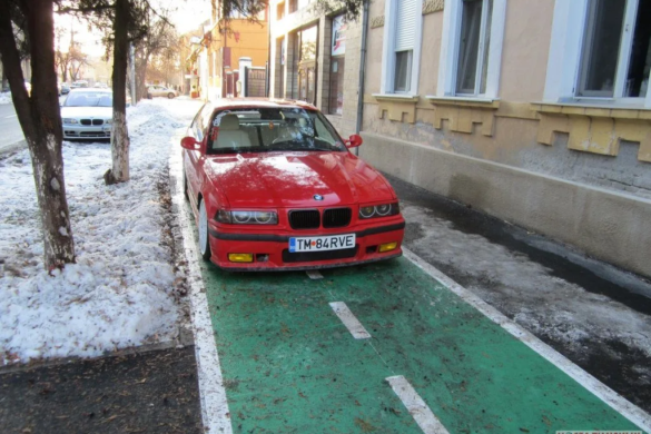 Parchează zilnic pe pista de biciclete și mai e și nesimțit: ”Mi se rupe p*#a”! Polițiștii din Timișoara DORM!!! FOTO/VIDEO