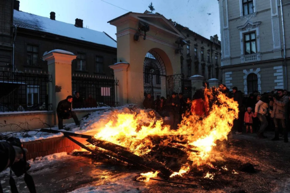 Sârbii din Timișoara au dat foc badnjakului! Ortodocșii de rit vechi sărbătoresc Crăciunul FOTO