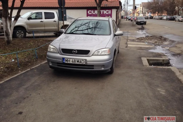 Șoferul care și-a adus trotuarul de la ”muica”, pe post de loc de parcare și ”i se rupe” FOTO