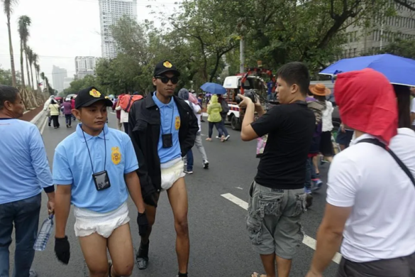 Prea de tot! Mii de polițiști filipinezi l-au păzit pe Papa Francisc, ”echipați” cu SCUTECE! VIDEO/FOTO