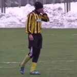 fotbalist vorbind la telefon in timpul unui meci de fotbal