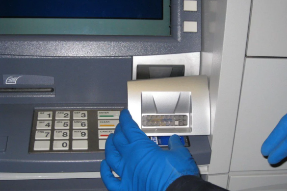 Bulgari prinși, în flagrant, în timp ce demontau dispozitive destinate copierii datelor cardurilor bancare de pe ATM-uri, în România