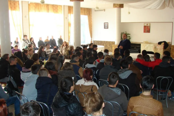 Jandarmii Grupării Mobile, acţiuni anti-drog în liceele din Timişoara. Vezi ce înseamnă ”Școala neprăfuită”