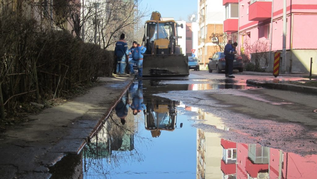 Chemați-să-intervină-la-remedierea-unei-”scurgeri”-de-apă-muncitorii-Aquatim-1