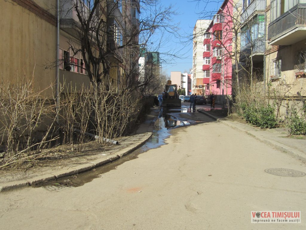 Chemați să intervină la remedierea unei ”scurgeri” de apă muncitorii Aquatim 3 Chemați să intervină la remedierea unei ”scurgeri” de apă muncitorii Aquatim 3