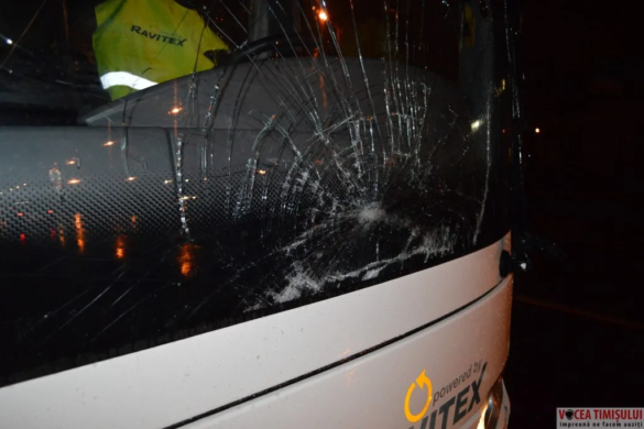 Accident MORTAL pe șoselele din Timiș. Doi bărbați și-au pierdut viața după ce s-au izbit frontal cu mașina de un autobuz