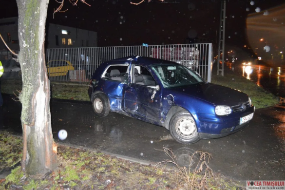 ACCIDENT pe Calea Stan Vidrighin! Un autoturism a fost IZBIT de un autocar, iar o tânără de 19 ani a ajuns la spital FOTO