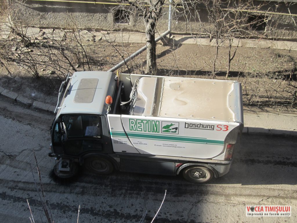 MIZERABIL Retim face ”curățenie” pe o stradă 2 MIZERABIL Retim face ”curățenie” pe o stradă 2