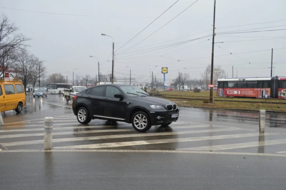 Nesimțiții traficului de pe la noi: Am Bemveu’ și mă doare la… pateu. De toți șoferii care nu văd de mine! FOTO