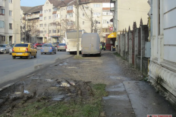 Trotuarele de pe strada Șt. O. Iosif, o bătaie de joc la adresa pietonilor. Iluminatul, la fel! FOTO