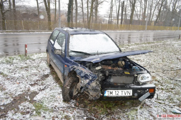Zăpada și neatenția au făcut VICTIME la Timișoara! Accident în LANȚ și o mașină izbită de copac! FOTO