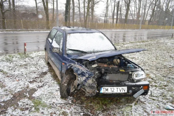 Zăpada și neatenția au făcut VICTIME la Timișoara! Accident în LANȚ și o mașină izbită de copac! FOTO Volkswagen Golf accidentat03 jpg
