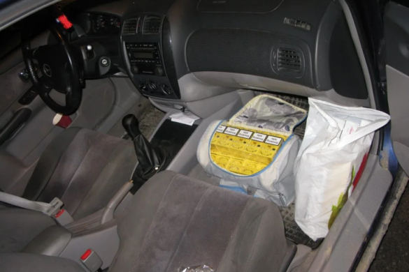 Mii de pachete cu țigări de contrabandă, descoperite de polițiștii de la Secția 3, într-o mașină din TRAFIC și în bagajul unui ”trecător”, la Timișoara
