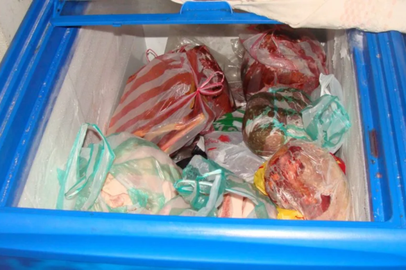 200 de kilograme de carne și preparate din carne, FĂRĂ ACTE, la un magazin și în mașina patronului acestuia, la Lugoj FOTO