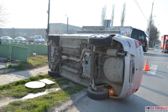 ACCIDENT cu ”repetiție” pe Calea Stan Vidrighin. Mașină RĂSTURNATĂ și aruncată pe trotuar, din cauza neatenției unui șofer FOTO/VIDEO