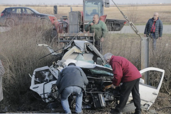 Doi oameni au MURIT după ce mașina în care se aflau a fost IZBITĂ de tren, în PLIN, la Carani! FOTO