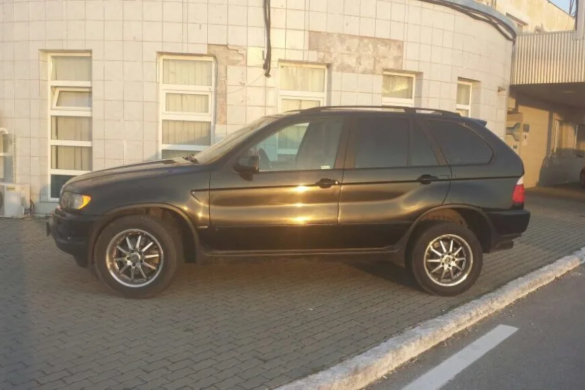 Și-a cumpărat BMW X5 cu 13.500 de euro și a descoperit că e furat din Italia. Ce i-au făcut polițiștii de frontieră, la Cenad FOTO