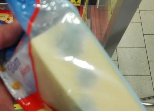 DEZGUSTĂTOR! Cașcaval MUCEGĂIT, de vânzare, la un magazin Kaufland din Timișoara. Ce spun angajații FOTO