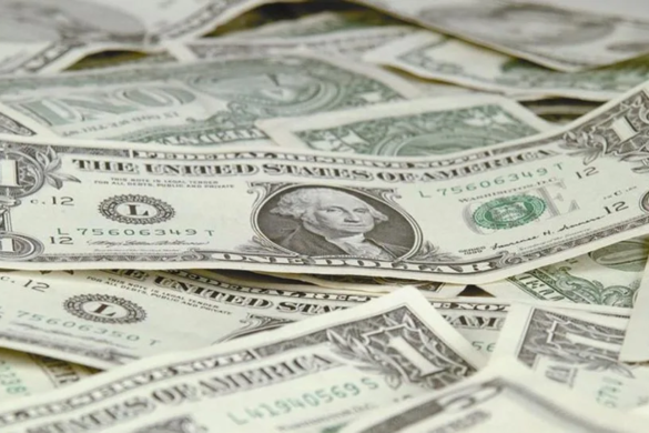 Dolarul a pierdut peste 14 bani în doar două zile