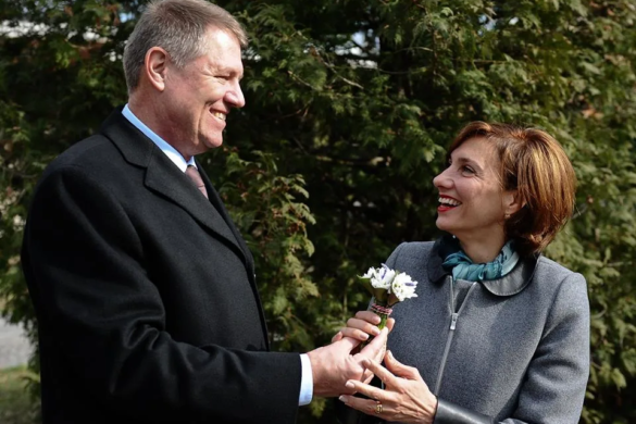 Klaus Iohannis, mesaj pentru soţia sa, de 1 Martie: Cel mai frumos cadou, un buchet de ghiocei