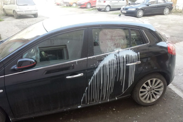 Mașina unui lugojean, ”vopsită” de VANDALI, în fața blocului. Pe cine suspectează FOTO