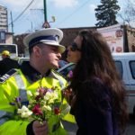 Poliția-Rutieră-AMENDEAZĂ-șoferițele-din-Timișoara-cu...-FLORI-1