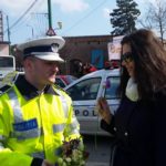 Poliția-Rutieră-AMENDEAZĂ-șoferițele-din-Timișoara-cu...-FLORI-2