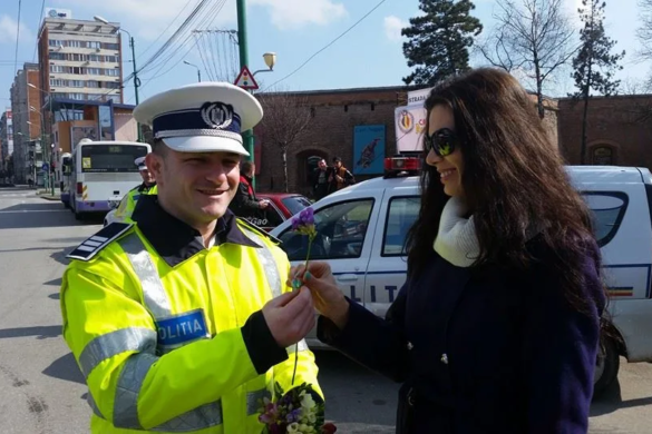 Poliția Rutieră „AMENDEAZĂ” șoferițele din Timișoara, cu… FLORI! FOTO/VIDEO