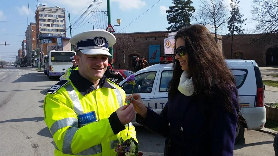 Poliția-Rutieră-AMENDEAZĂ-șoferițele-din-Timișoara-cu...-FLORI3