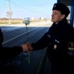 Polițiștii-de-frontieră-din-Timiș-au-oferit-flori-participantelor-la-traficul-internațional-1