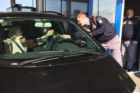 Polițiștii de frontieră din Timiș au oferit flori participantelor la traficul internațional, indiferent de cetățenie FOTO