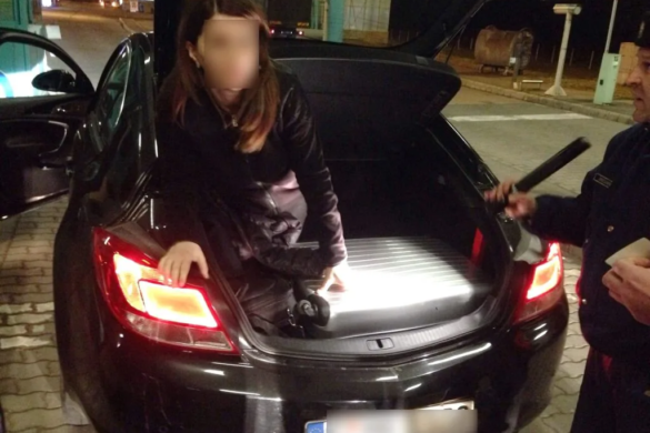 Femeie ascunsă în portbagaj pentru a ieşi ilegal din ţară, descoperită de polițiștii de frontieră, la Cenad