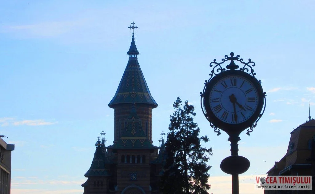 Ceasul-Piata-Victoriei-turnul-Catedralei