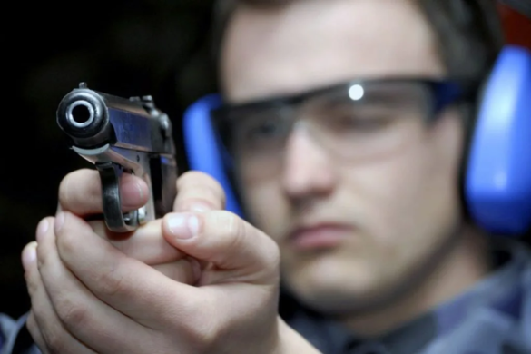 Au spart geamul unei locuințe din Timișoara pentru a fura un PISTOL! Acum sunt pe mâna polițiștilor