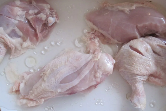 Polițiștii și inspectorii DSVSA Timiș au confiscat peste o TONĂ de carne de pui, într-o singură zi!