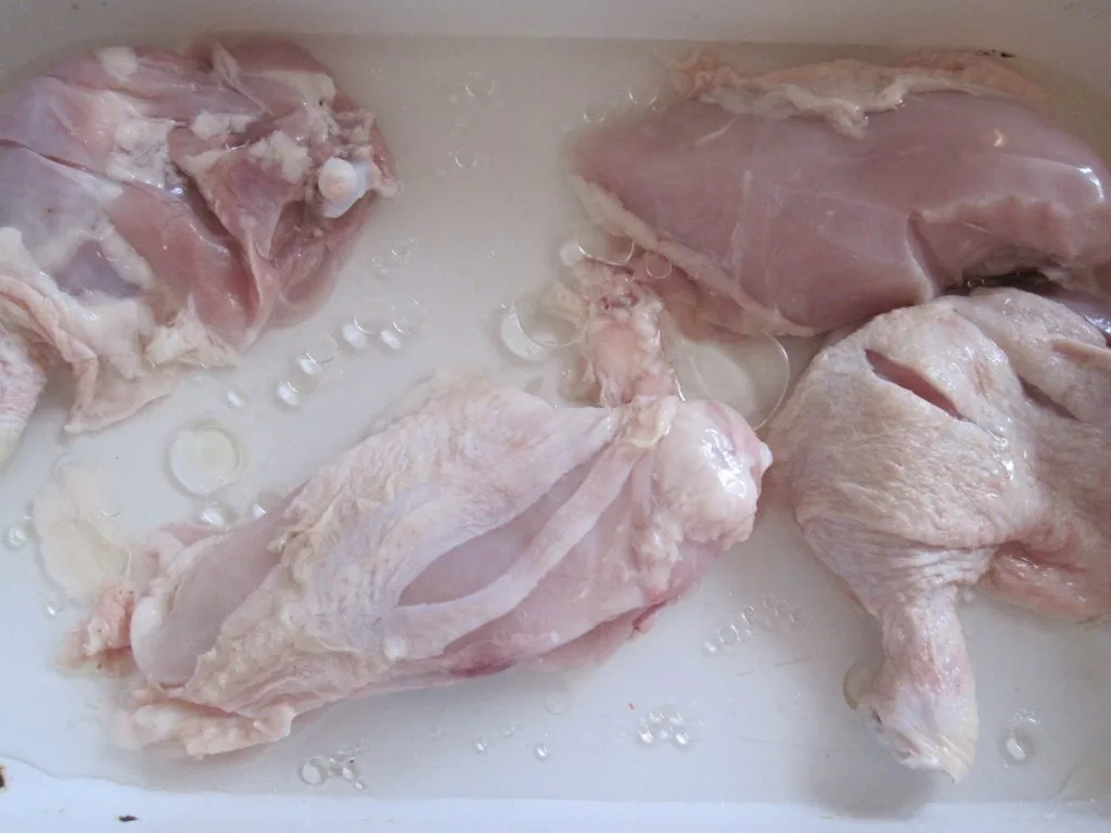 Polițiștii și inspectorii DSVSA Timiș au confiscat peste o TONĂ de carne de pui, într-o singură zi!
