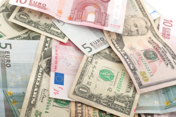 Euro şi dolarul s-au depreciat