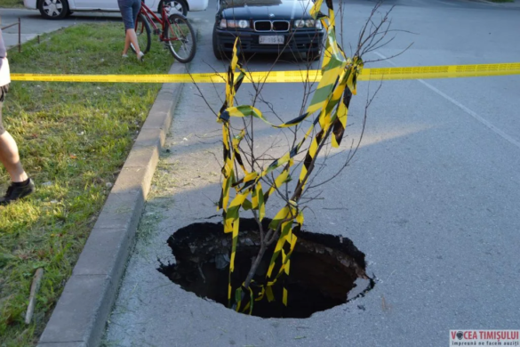 Șoselele din Timișoara se SURPĂ din nou! Crater de 2 METRI adâncime, apărut pe o stradă FOTO/VIDEO