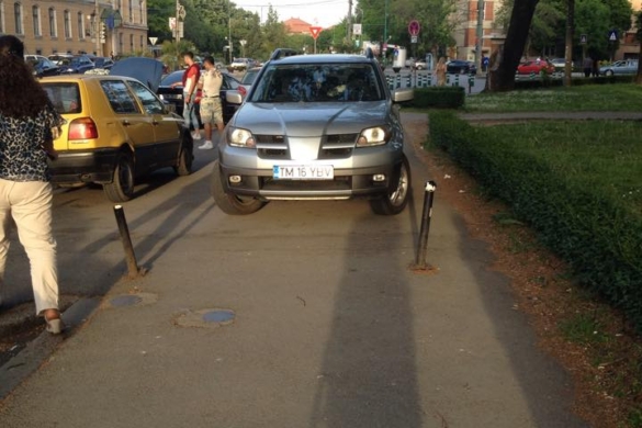 Nesimțiții traficului din Timișoara ”lovesc” din nou! Parcarea, o necunoscută pentru mulți FOTO