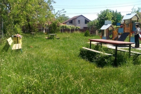 Cititorii ne semnalează: Parcul I. Klein e plin de BĂLĂRII și CĂPUȘE, iar copii nu au unde se juca! FOTO